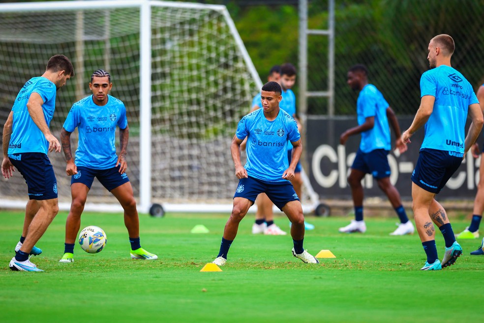 Du Queiroz, Gustano Nunes, Rodrigo Ely e Kannemann em treino do Grêmio — Foto: Renan Jardim/Grêmio FBPA