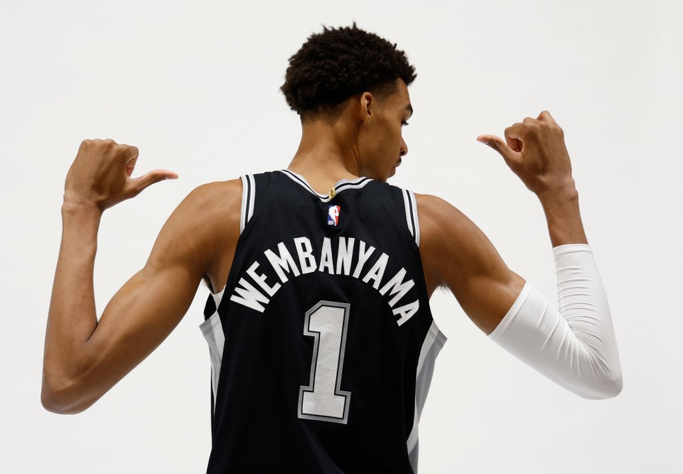 Victor Wembanyama aparece 11kg mais forte em Media Day do Spurs de 2024 — Foto: Ronald Cortes/Getty Images