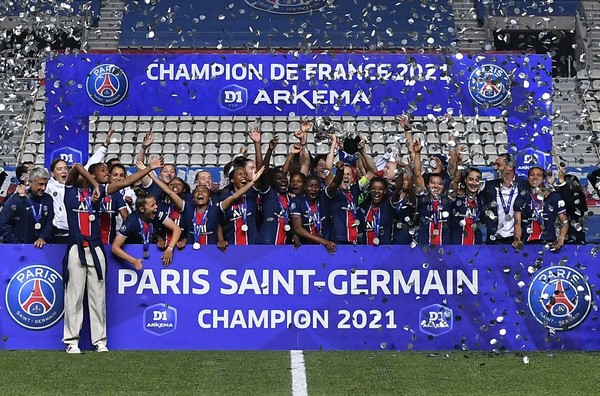 Champions feminina: Lyon vence jogo para esquecer da guardiã do PSG