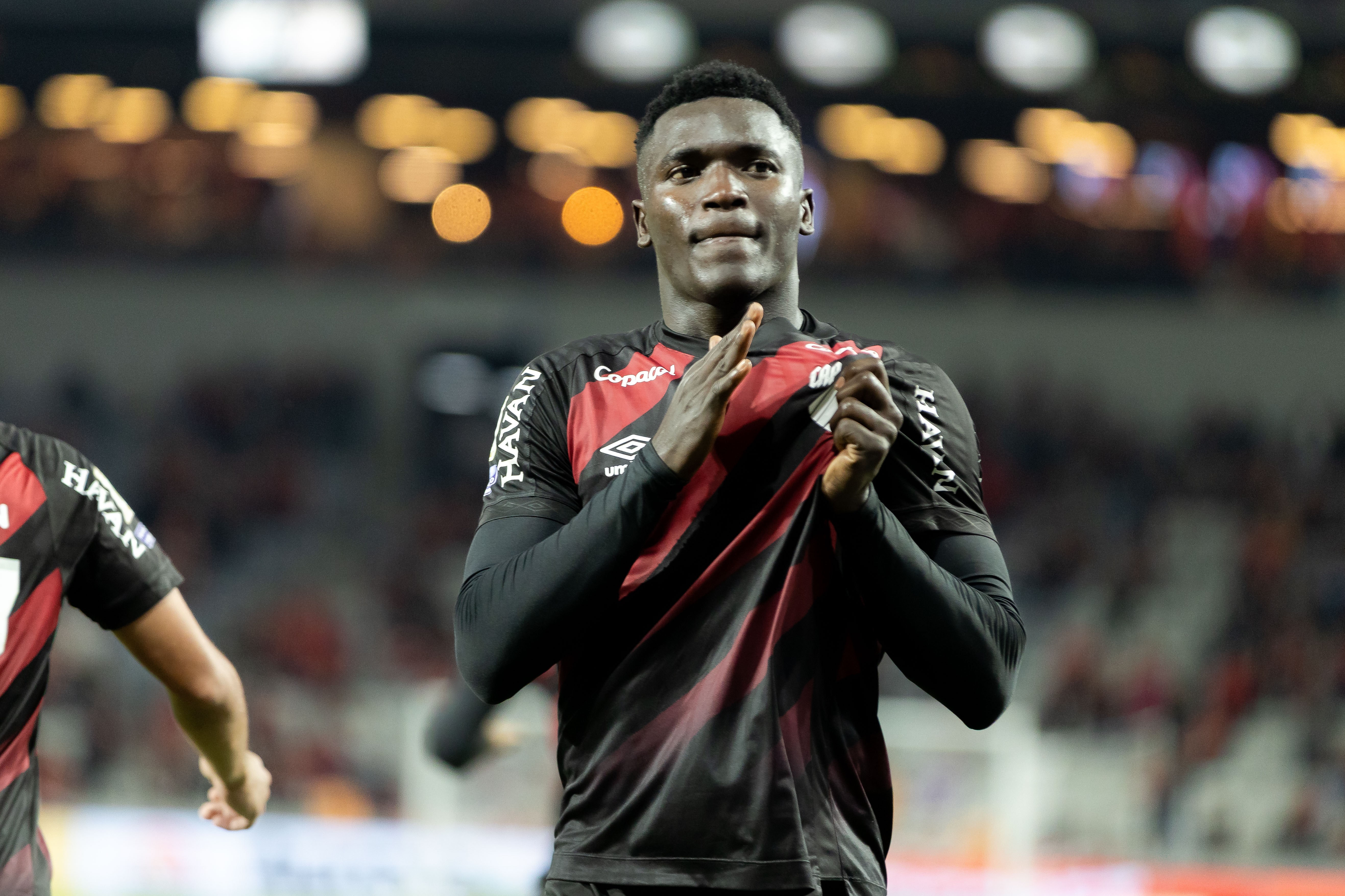 Viveros, do Athletico, vira artilheiro do Brasileirão e revela drama com filho: "Teve convulsões"