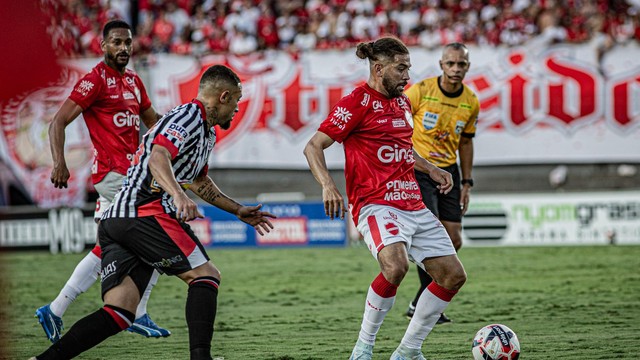 Diego Torres tenta jogada para o Vila na etapa inicial