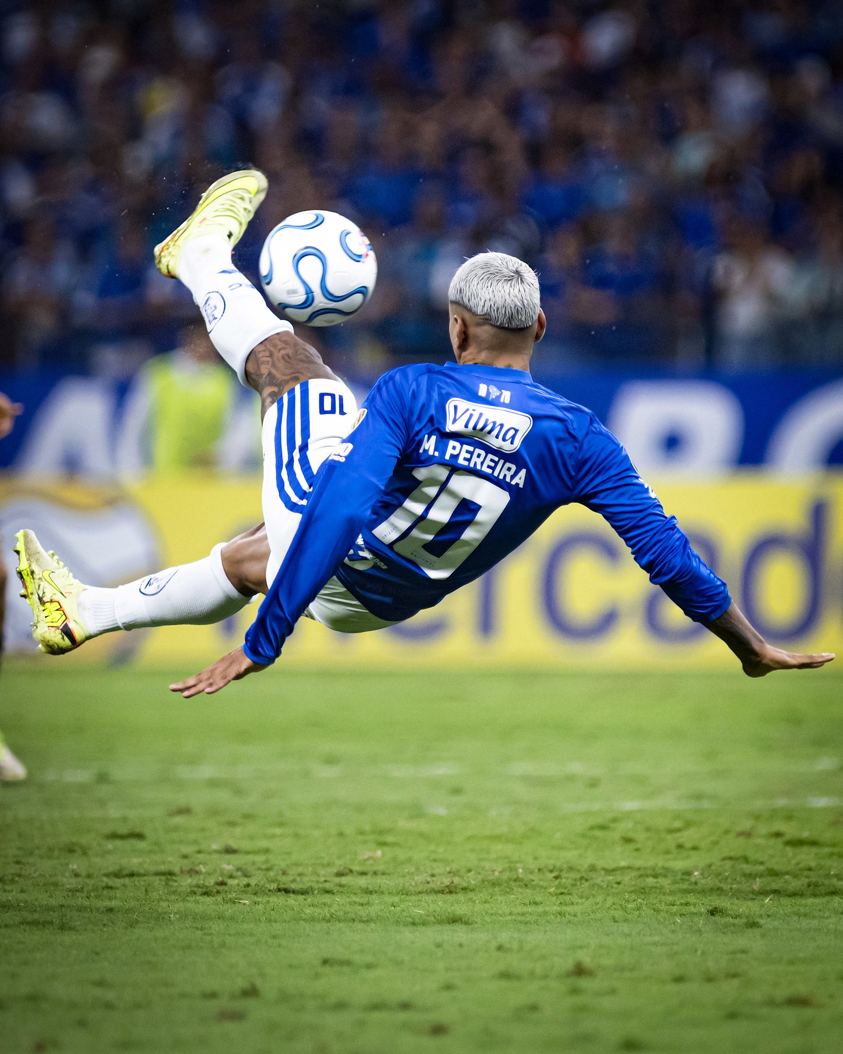 Matheus Pereira brilha no Cruzeiro e se torna xodó da torcida com gols decisivos e belas finalizações