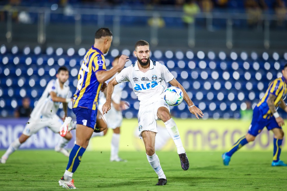 Wagner Leonardo se afirmou como titular na zaga desde que foi contratado
