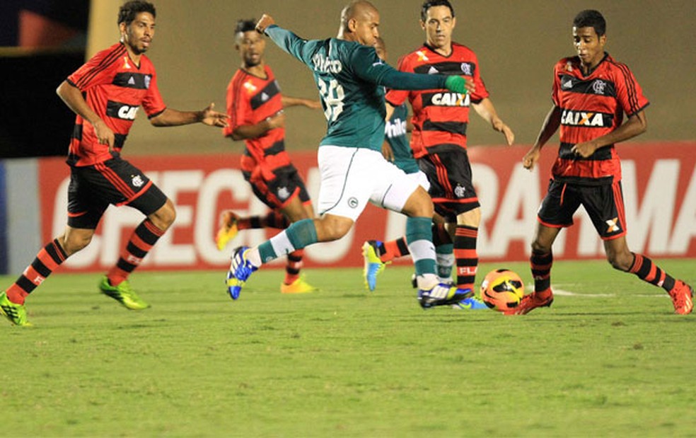 Walter Goiás x Flamengo — Foto: Carlos Costa / Ag. Estado