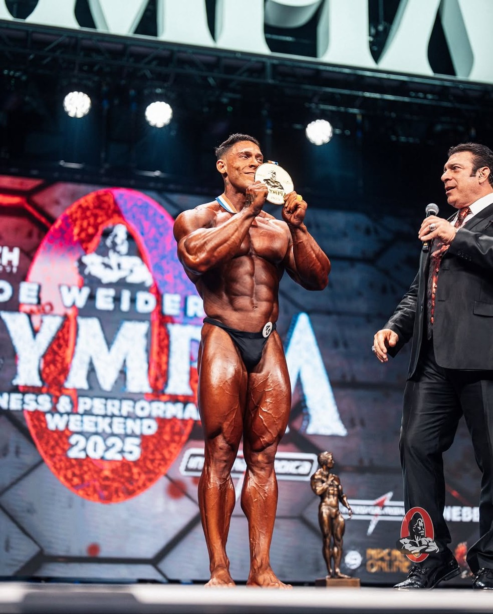 Ramon Dino com a medalha de ouro do Mr. Olympia 2025 — Foto: Divulgação/Olympia