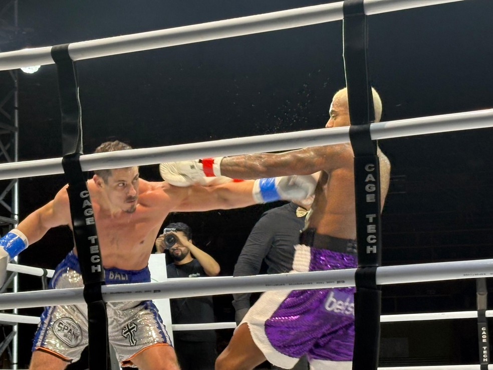 Sacha Bali acerta um jab no corpo de Davi Brito no FMS 7 — Foto: Wesley Felix