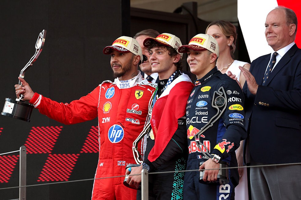 Andrea Kimi Antonelli, vencedor do GP de Mônaco da F1 2026, com Lewis Hamilton e Isack Hadjar — Foto: Sam Bloxham/LAT Images