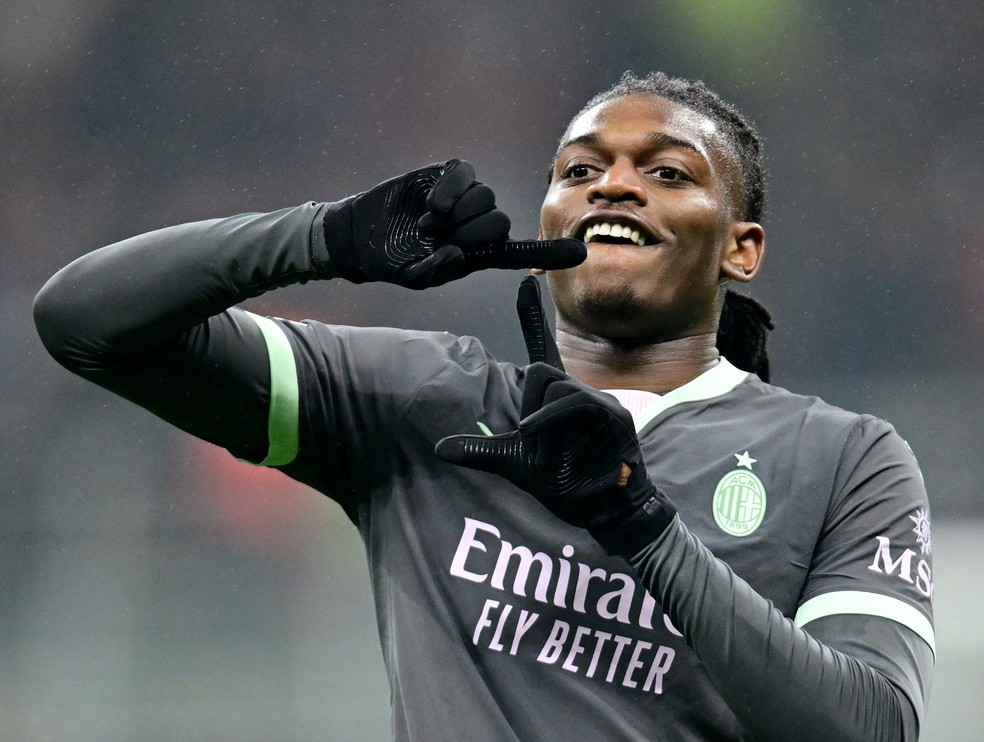 Rafael Leão no Corinthians? Atacante do Milan treina no CT alvinegro e abre o jogo sobre o Brasil
