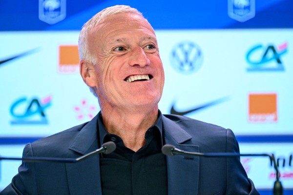 Federação Francesa mantém Deschamps como treinador da seleção após  eliminação na Euro | Ge