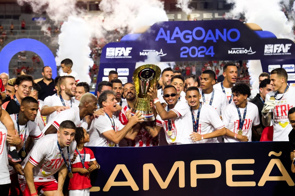 Jogadores do CRB levantam a taça do título alagoano de 2024 — Foto: Ailton Cruz