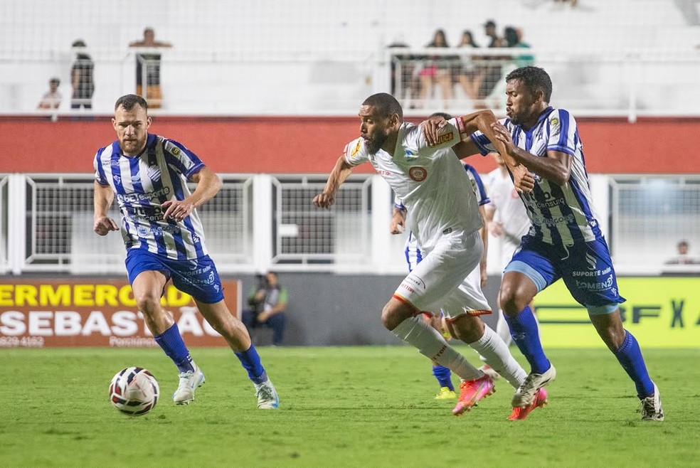 Ingro com a camisa do Tombense contra o CSA — Foto: Victor Souza/Tombense