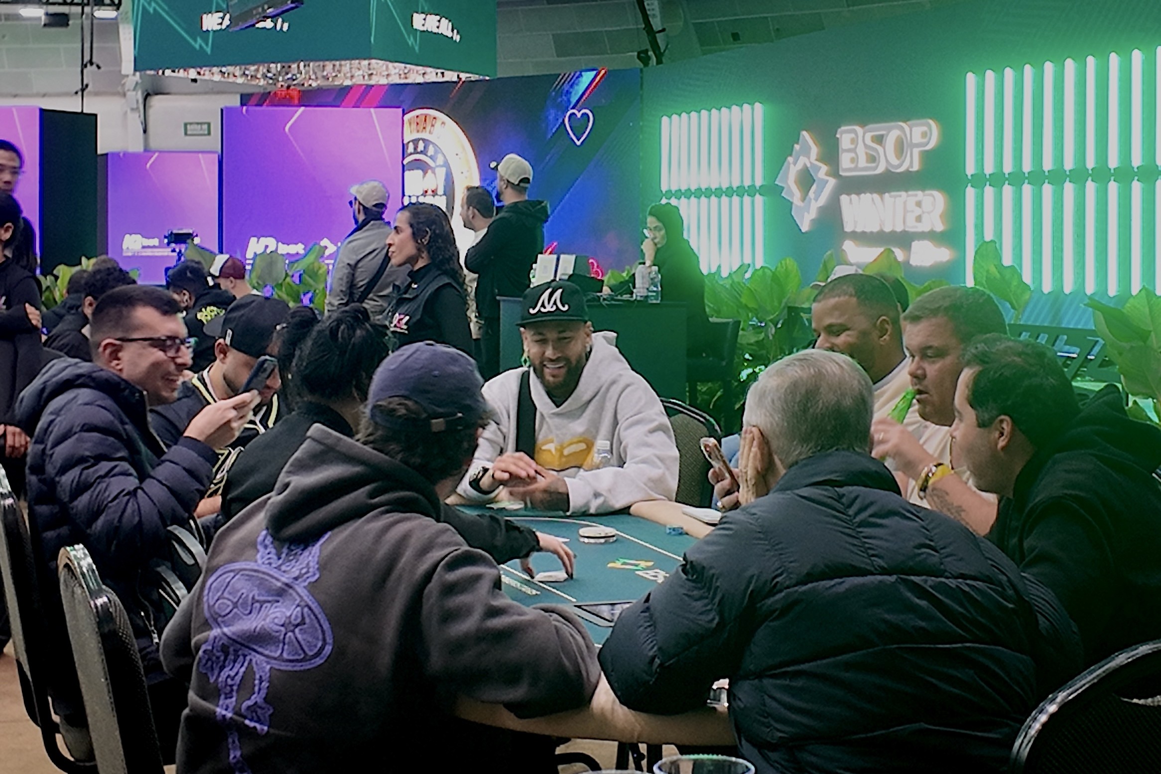 Neymar participa de campeonato de poker pelo segundo dia consecutivo