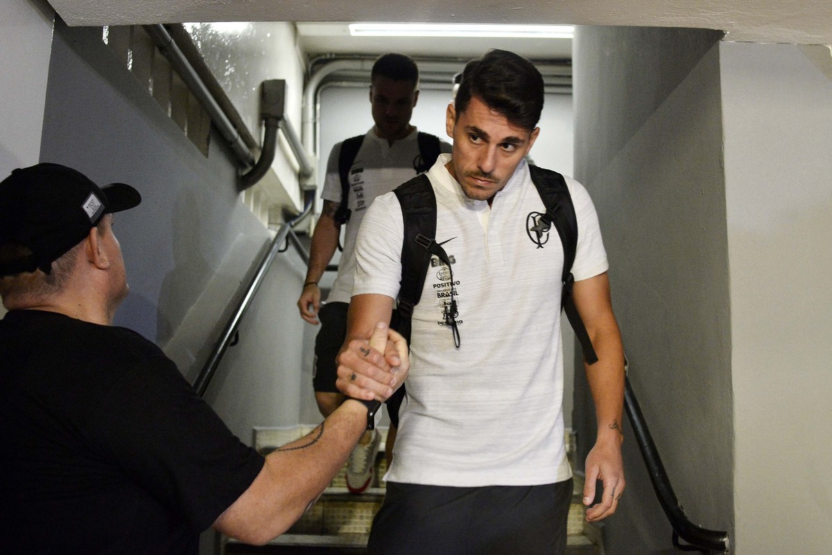Corinthians pechincha por Danilo Avelar e pode quitar compra do lateral só em 2021