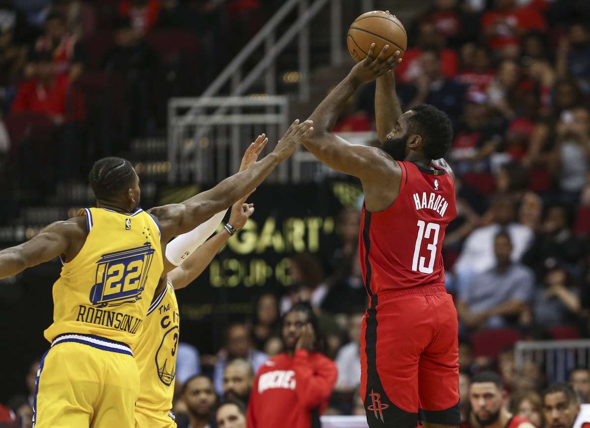 NBA: mão de gigante do Houston Rockets faz cartas de baralho