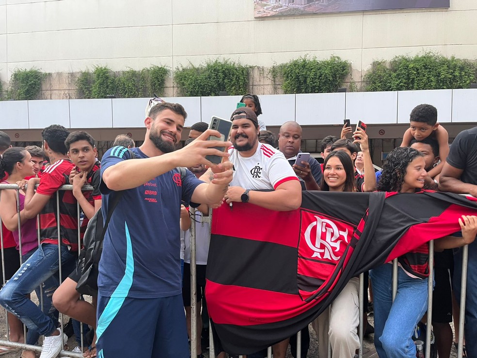 Matheus Cunha, torcida, Flamengo, Uberlândia — Foto: Luis Fellipe Borges
