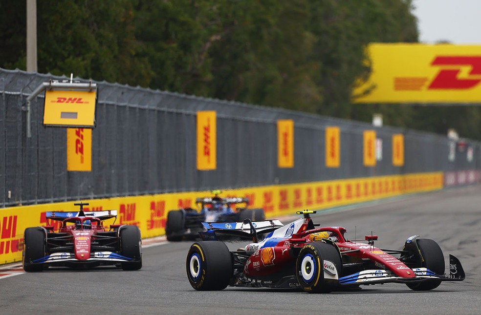 Lewis Hamilton à frente de Charles Leclerc no GP de Miami da F1 2025 — Foto: Andy Hone/LAT Images
