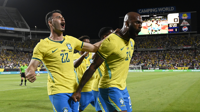 Martinelli e Igor Thiago comemoram gol do Brasil sobre a Croácia