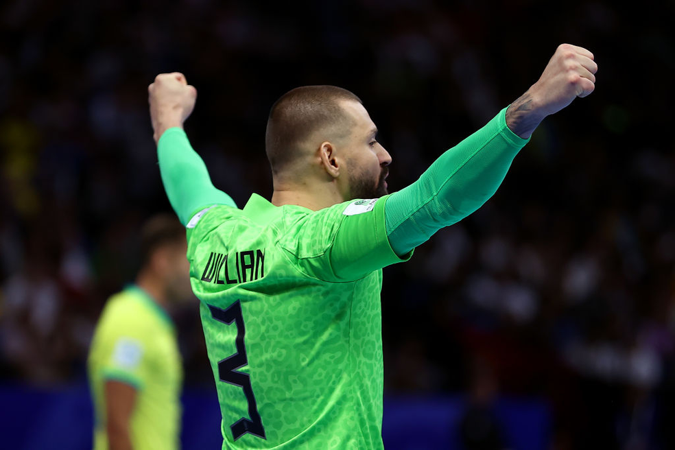 Sem luvas, Willian vibra com defesa em Brasil x Argentina  &mdash; Foto: Getty Images