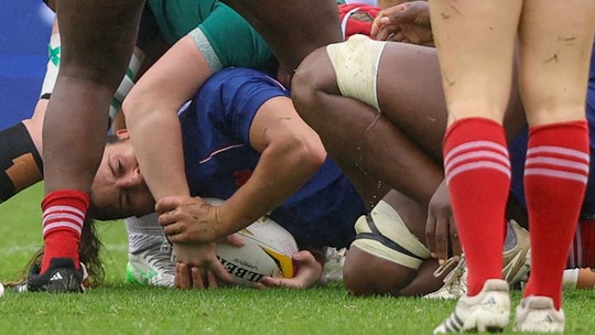 Francesa morde braço de rival irlandesa em jogo da Copa do Mundo de rugby; veja - Câmeras mostram Axelle Berthoumieu mordendo Aoife Wafer em partida das quartas de final
