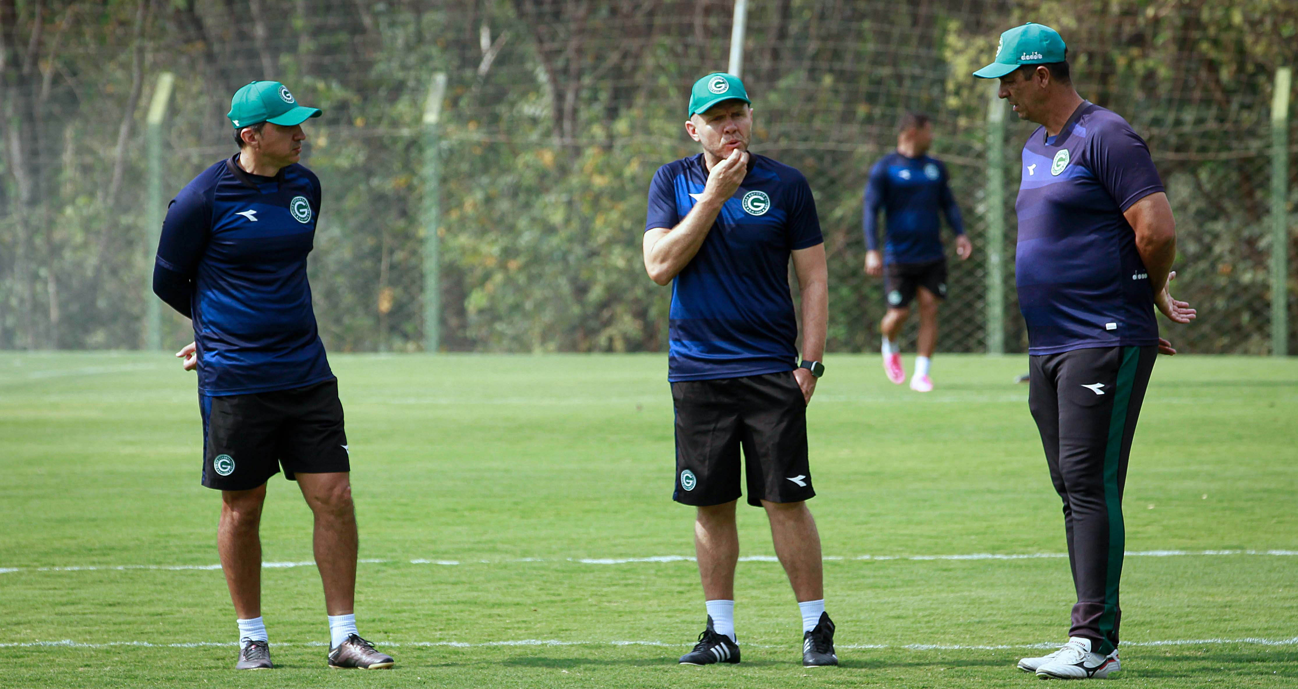 Jogadores do Goiás no campo durante treino