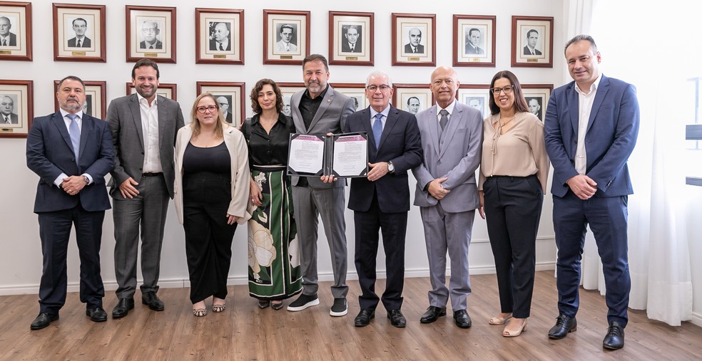 Dirigentes do Corinthians e membros do Ministério Público na assinatura do pacto Ninguém se Cala — Foto: Divulgação/MPSP