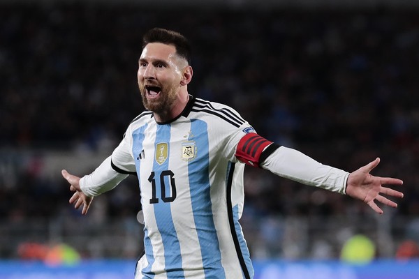 Scaloni convoca Messi e sete promessas para jogos das Eliminatórias - Folha  PE