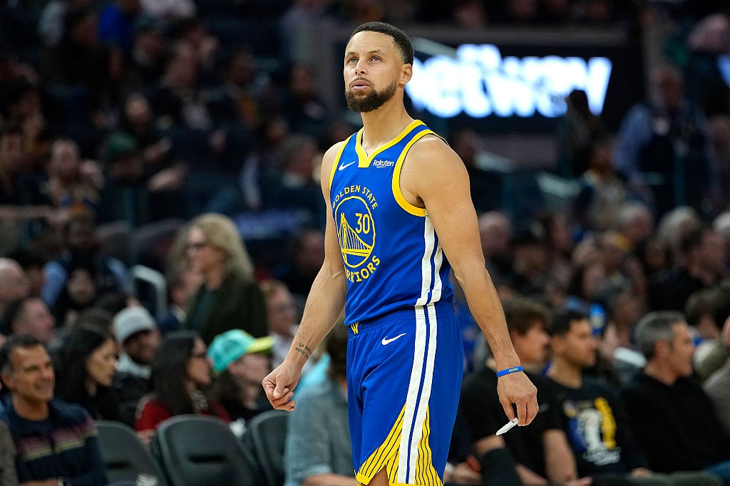 Stephen Curry durante jogo da NBA em uniforme dos Warriors