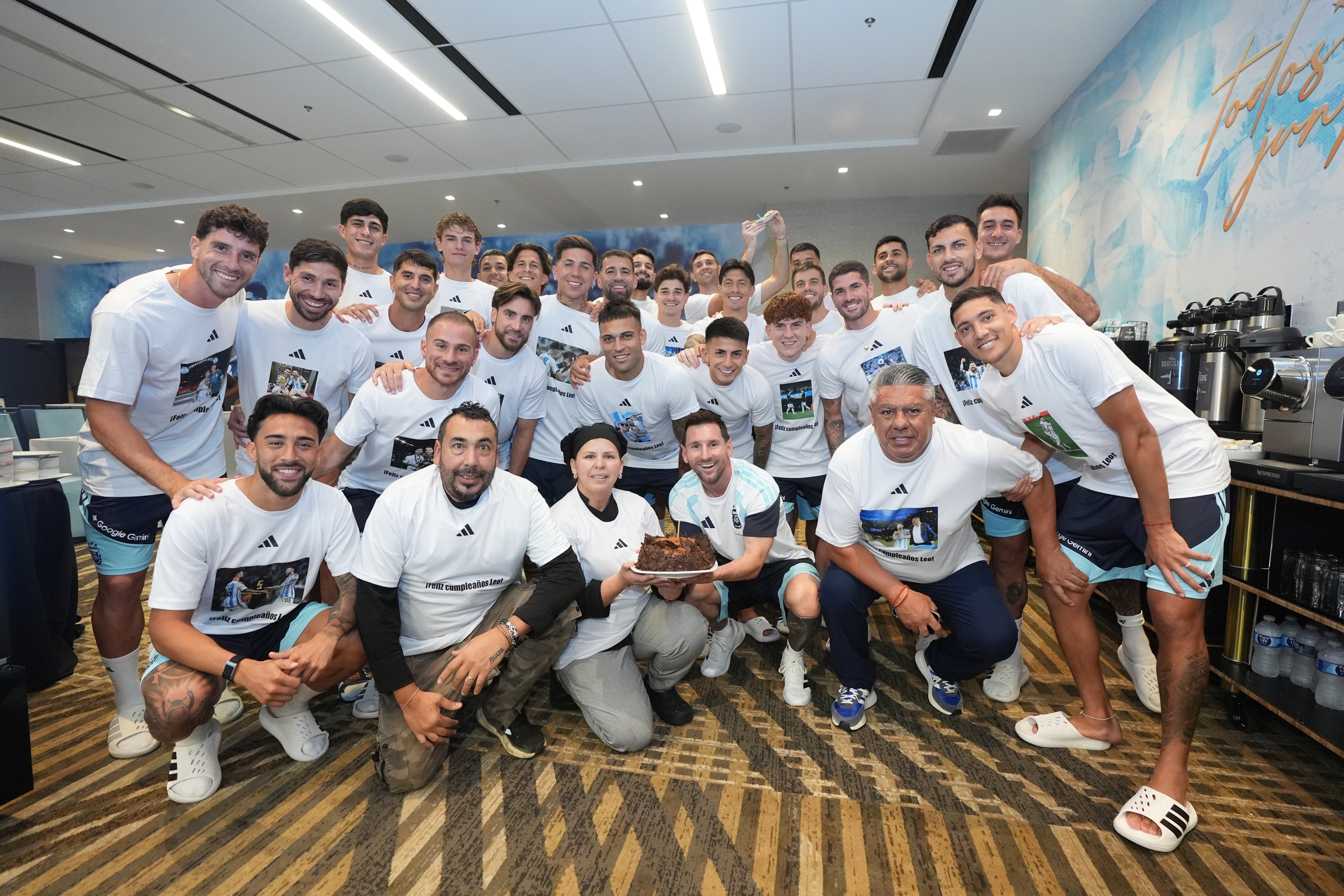 Festa de aniversário de Messi na seleção argentina tem até camisa personalizada; veja