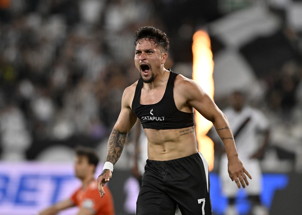 Artur comemora gol do Botafogo contra o Vasco no Brasileirão.