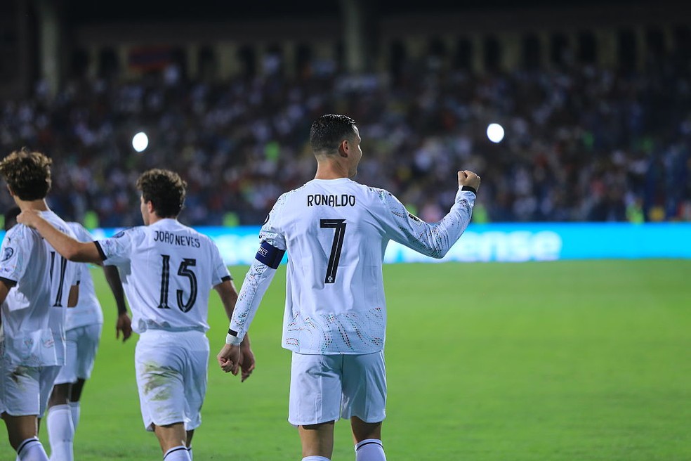 Cristiano Ronaldo fez um golaço e mais um gol na vitória de Portugal sobre a Armênia — Foto: Getty Images