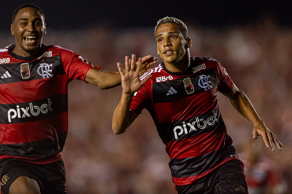 Thiaguinho comemora seu primeiro gol no Flamengo — Foto: Paula Reis / Flamengo