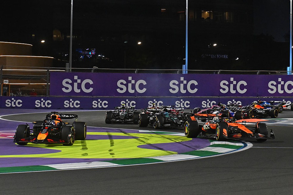 Max Verstappen corta chicane após largada no GP da Arábia Saudita — Foto: Rudy Carezzevoli/Getty Images