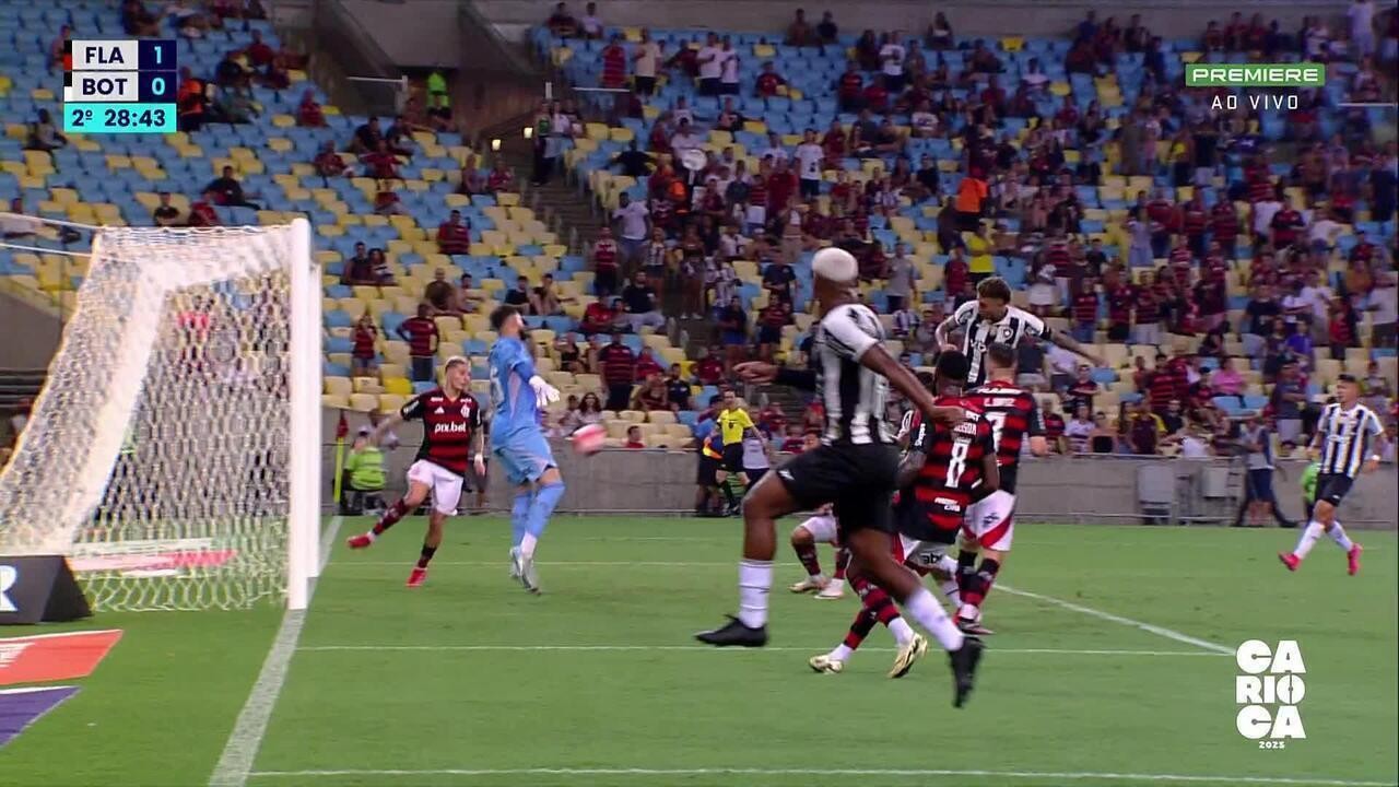 Varela entrega tudo e salva Flamengo comemorando como gol em luto.