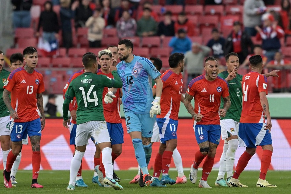 Jogadores de Chile e Bolívia batem boca após gol polêmico de Vargas — Foto: AFP