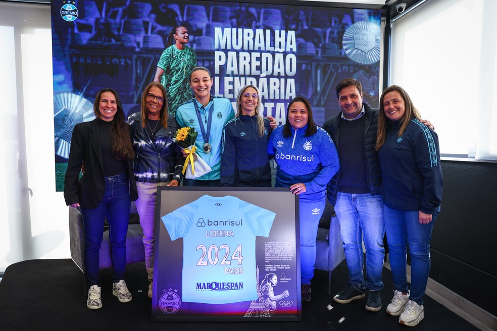 Lorena recebe homenagem do Grêmio — Foto: Lucas Uebel/Grêmio