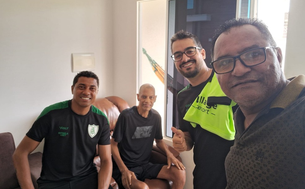 Pentacampeão com o Brasil, Cleberson visitou o amigo Flávio em Maceió — Foto: Flávio Emídio/Arquivo pessoal