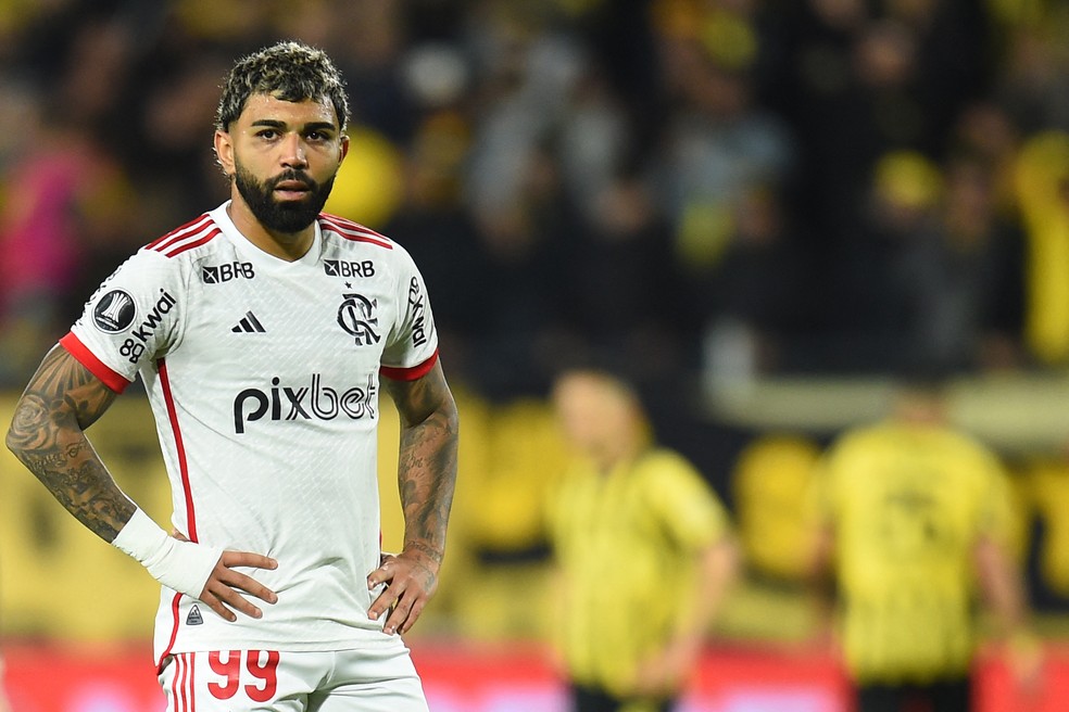 Gabigol após a eliminação do Flamengo para o Peñarol — Foto: DANTE FERNANDEZ / AFP