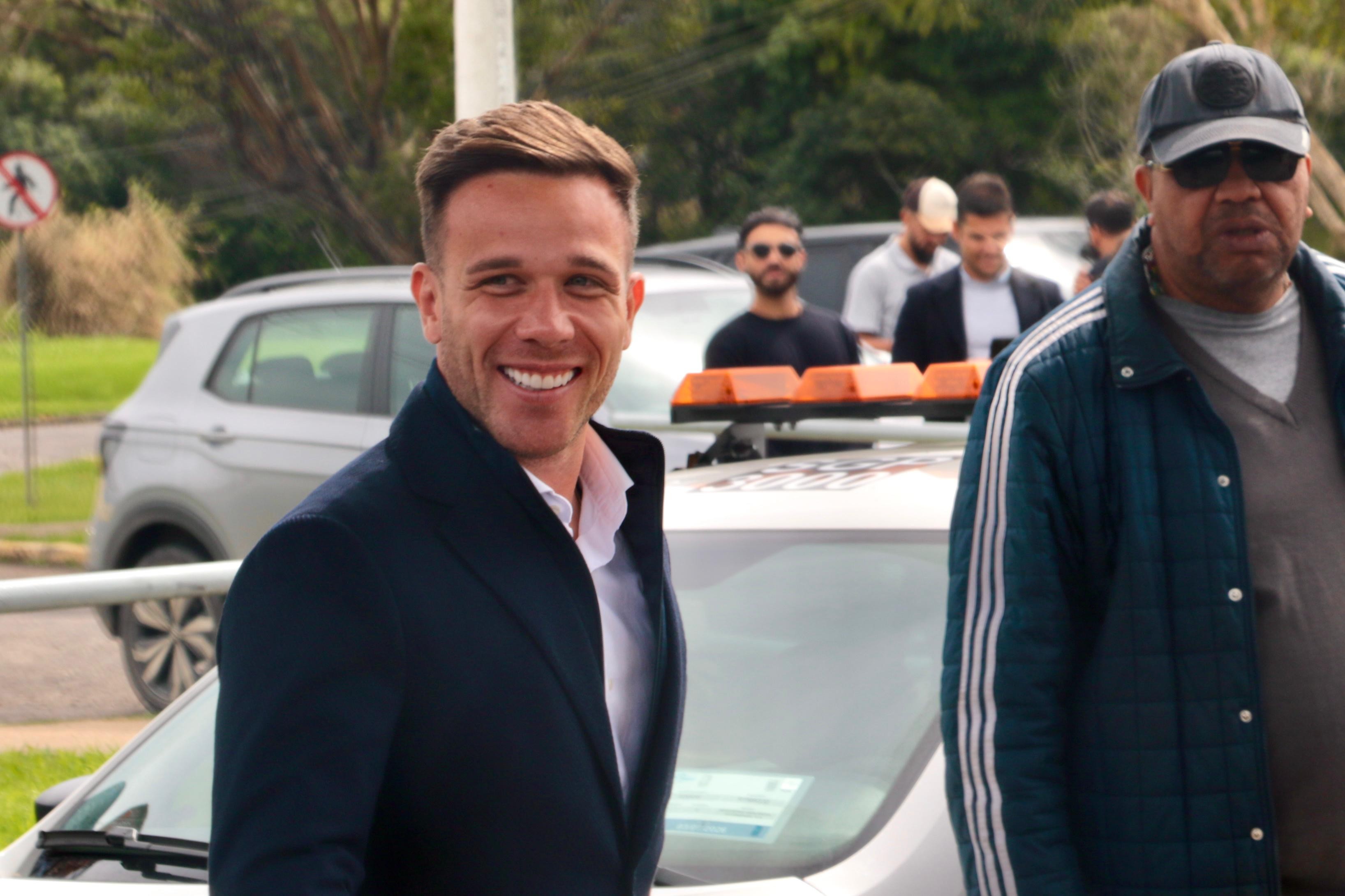 Arthur é recebido por torcedores e reforça o Grêmio em Porto Alegre.