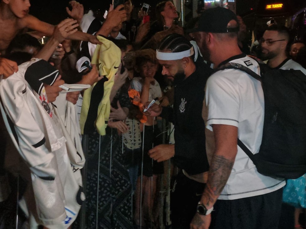 Memphis Depay atende torcedores do Corinthians na chegada a Brasília — Foto: José Edgar de Matos