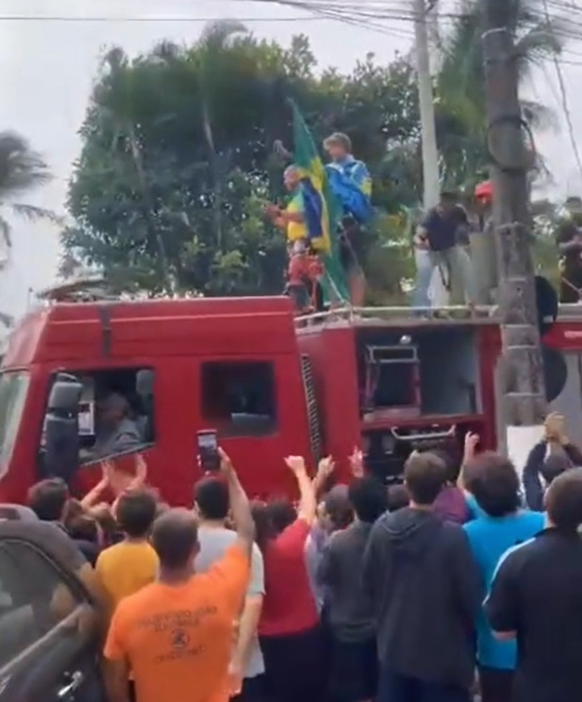 Filho de Robert Scheidt desfila em caminhão dos bombeiros após título mundial