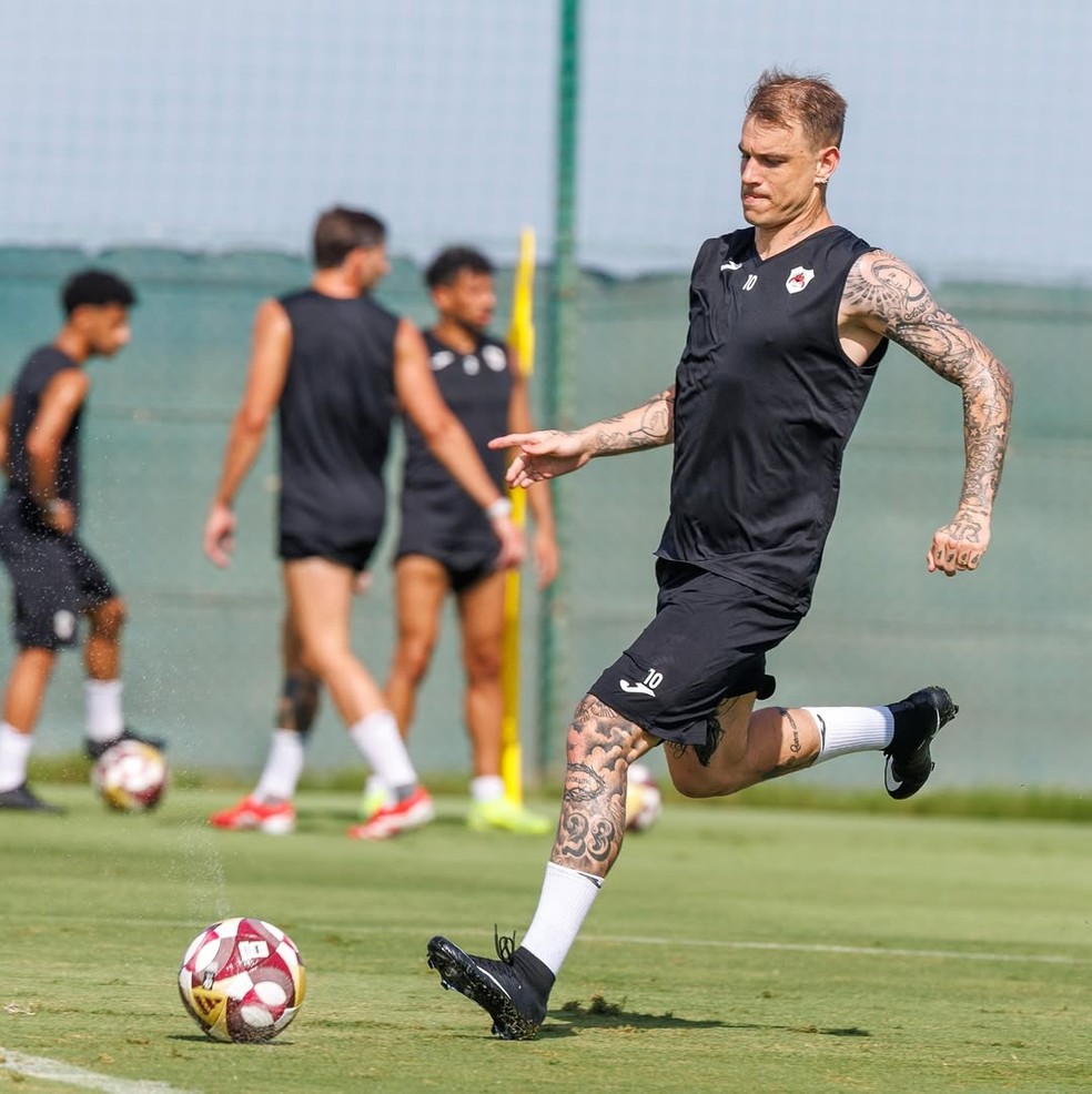 Róger Guedes em pré-temporada com o Al-Rayyan, do Catar — Foto: Divulgação / Al-Rayyan