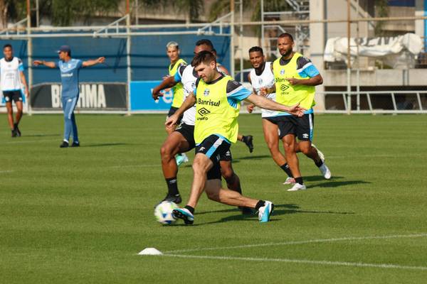 Treino do Grêmio: Pepê e Rodrigo Ely iniciam transição física e se aproximam do retorno