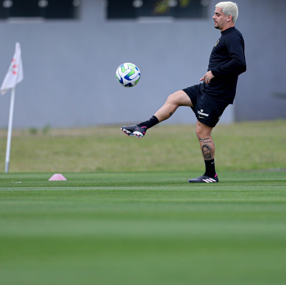 Fagner em treinamento do Corinthians — Foto: Rodrigo Coca/Ag. Corinthians