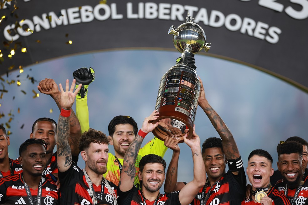 Arrascaeta e Bruno Henrique erguem taça da Libertadores 2025, conquistada pelo Flamengo — Foto: Hector Vivas / Getty