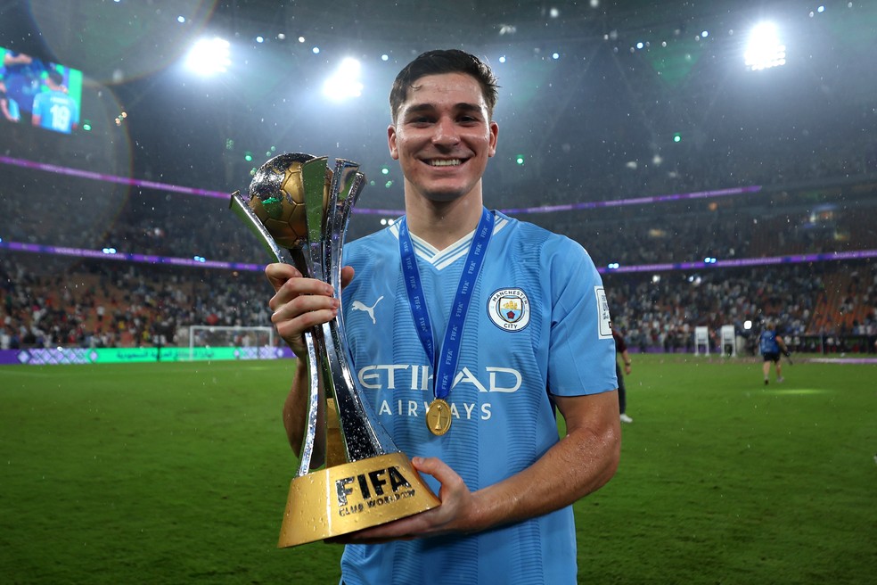 Álvarez é campeão do mundo por seleção e clube aos 23 anos; veja currículo | futebol internacional | ge