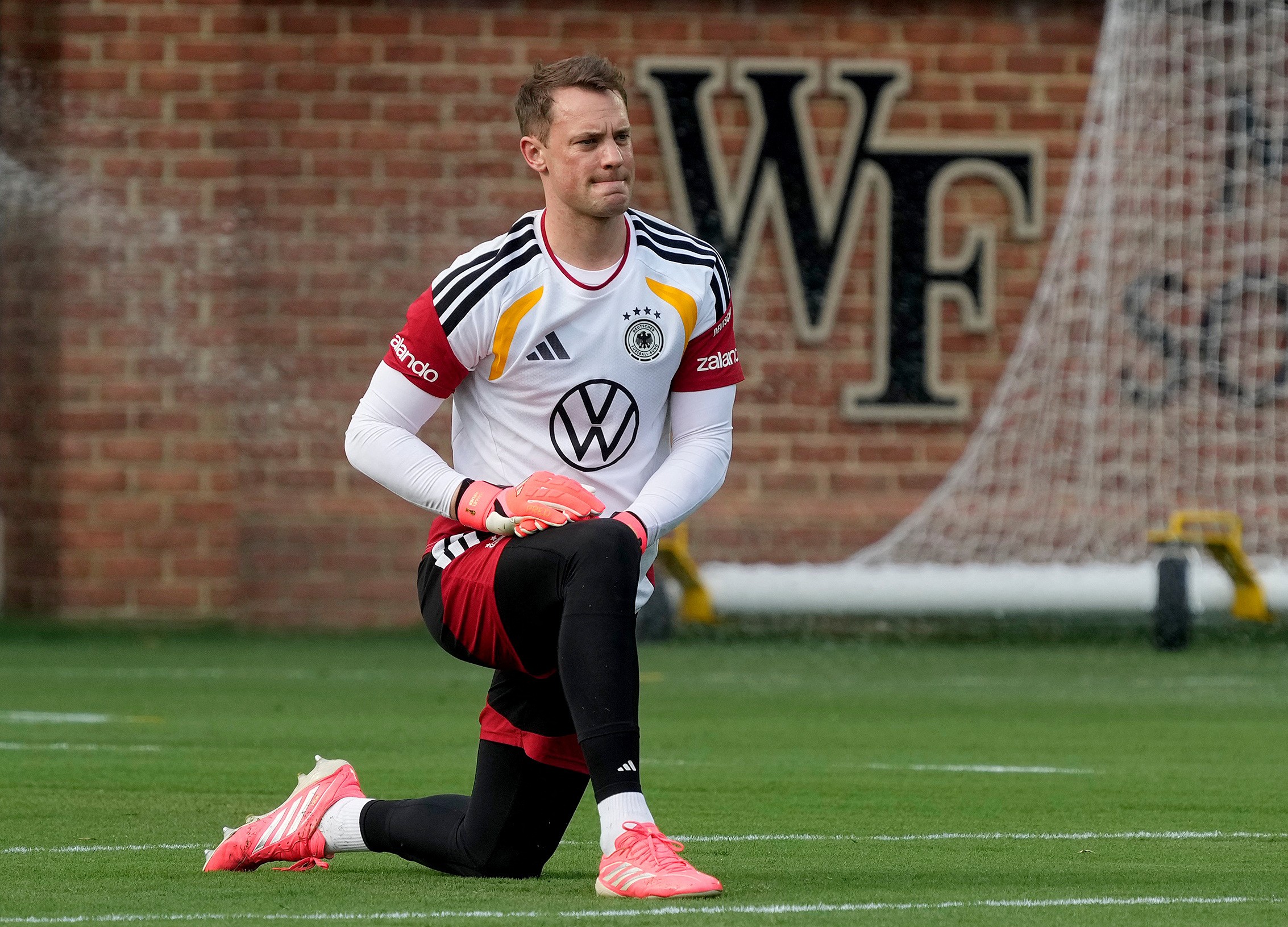 Neuer treina pela primeira vez e ganha força para ser titular da Alemanha na Copa do Mundo