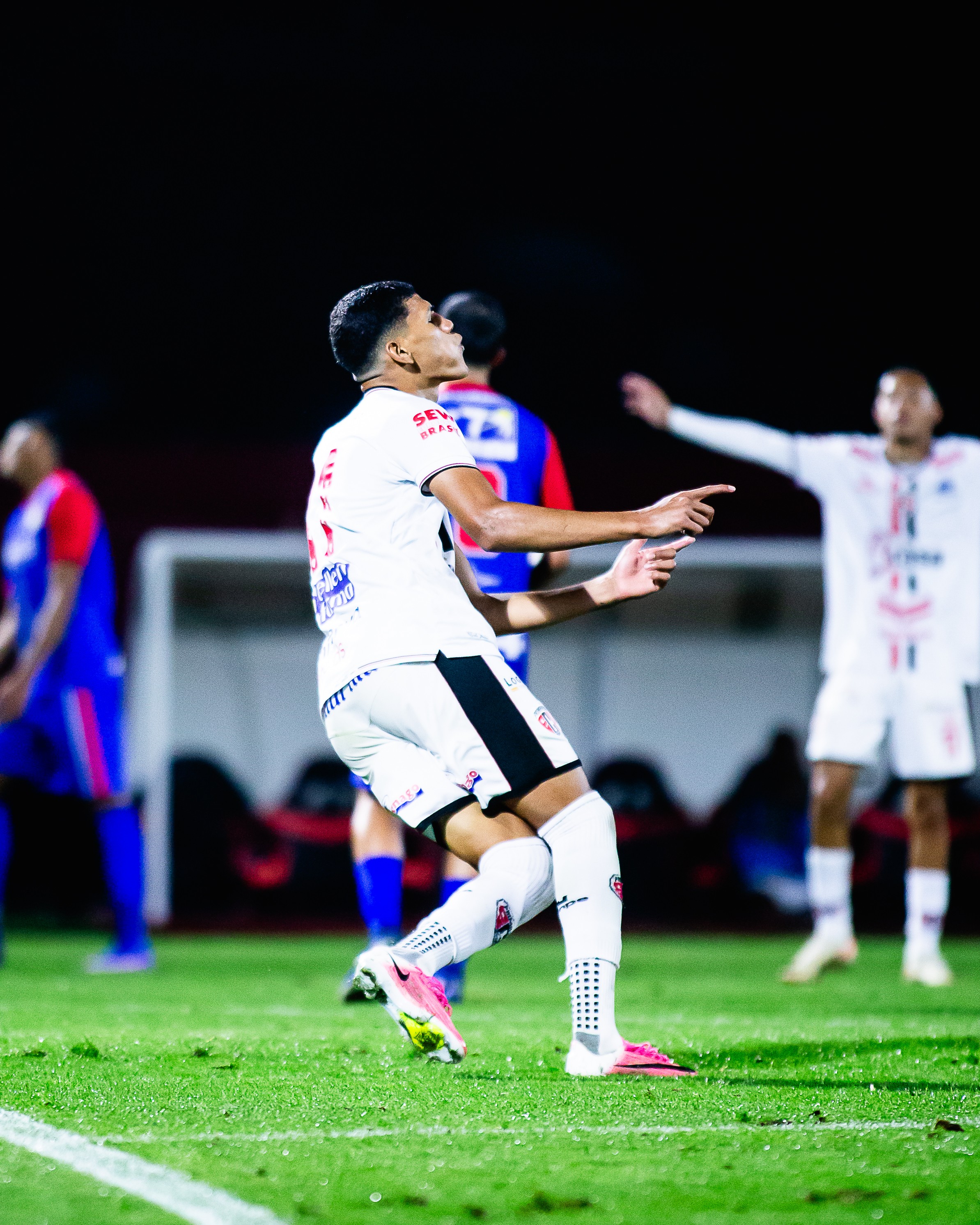 Jogador do Primavera comemorando um dos gols na partida contra o São Caetano