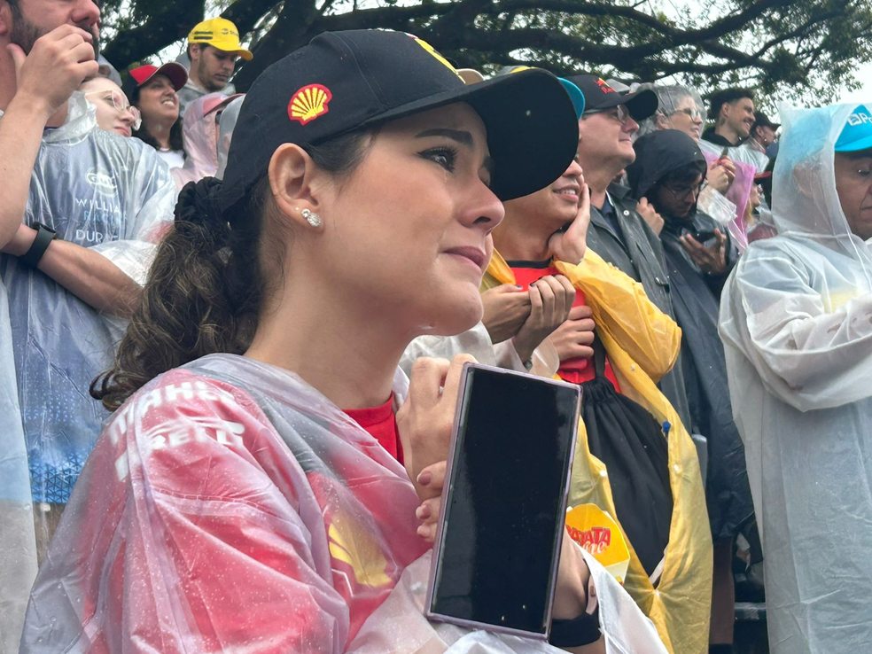Torcedora emocionada ao ver Lewis Hamilton dirigir carro de Ayrton Senna — Foto: Gabriel Oliveira