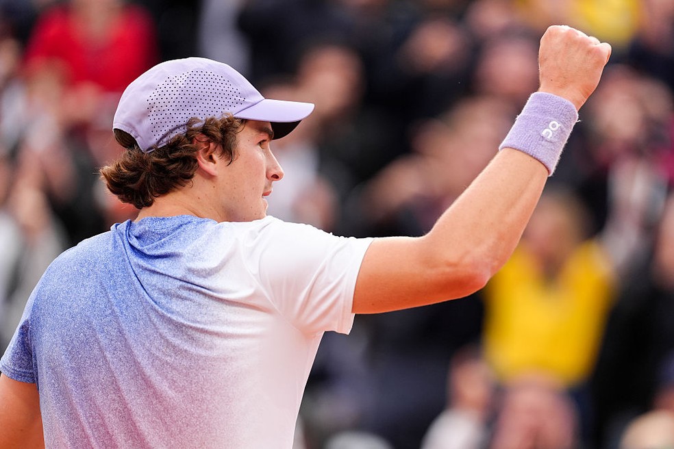 João Fonseca vibra junto à torcida em partida contra Hurkacz em Roland Garros — Foto: Shi Tang/Getty Images