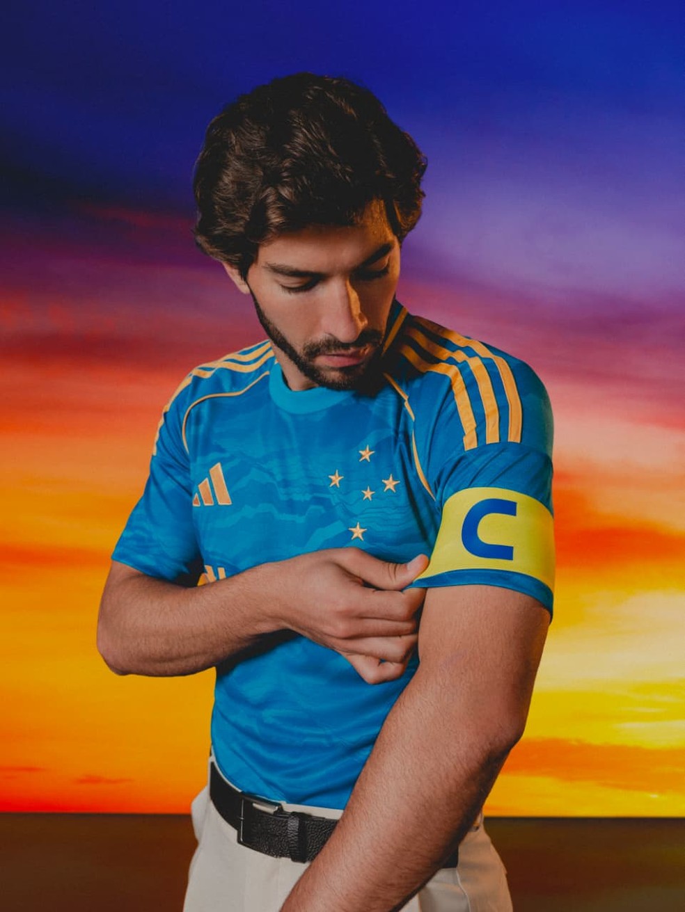 Lucas Silva em lançamento do uniforme 3 do Cruzeiro da temporada 2025 — Foto: Divulgação